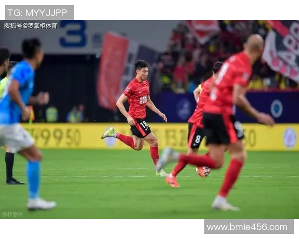 上港与国安激战正酣中超巅峰对决引发球迷热议与期待